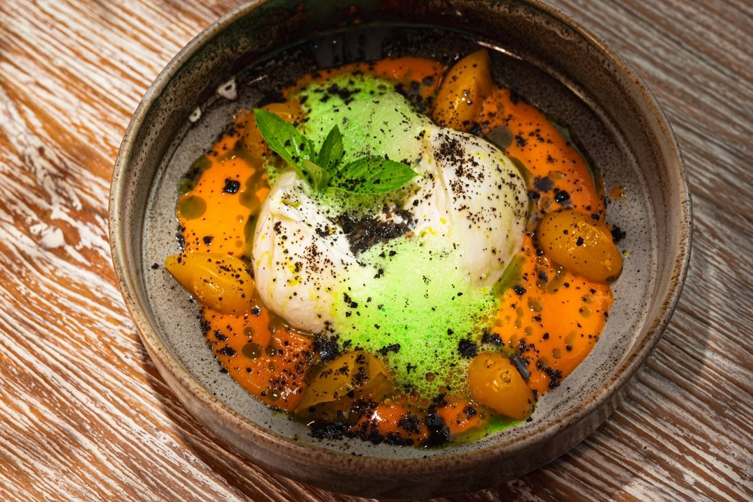 Ensalada de Burrata con Gazpacho de Fresas